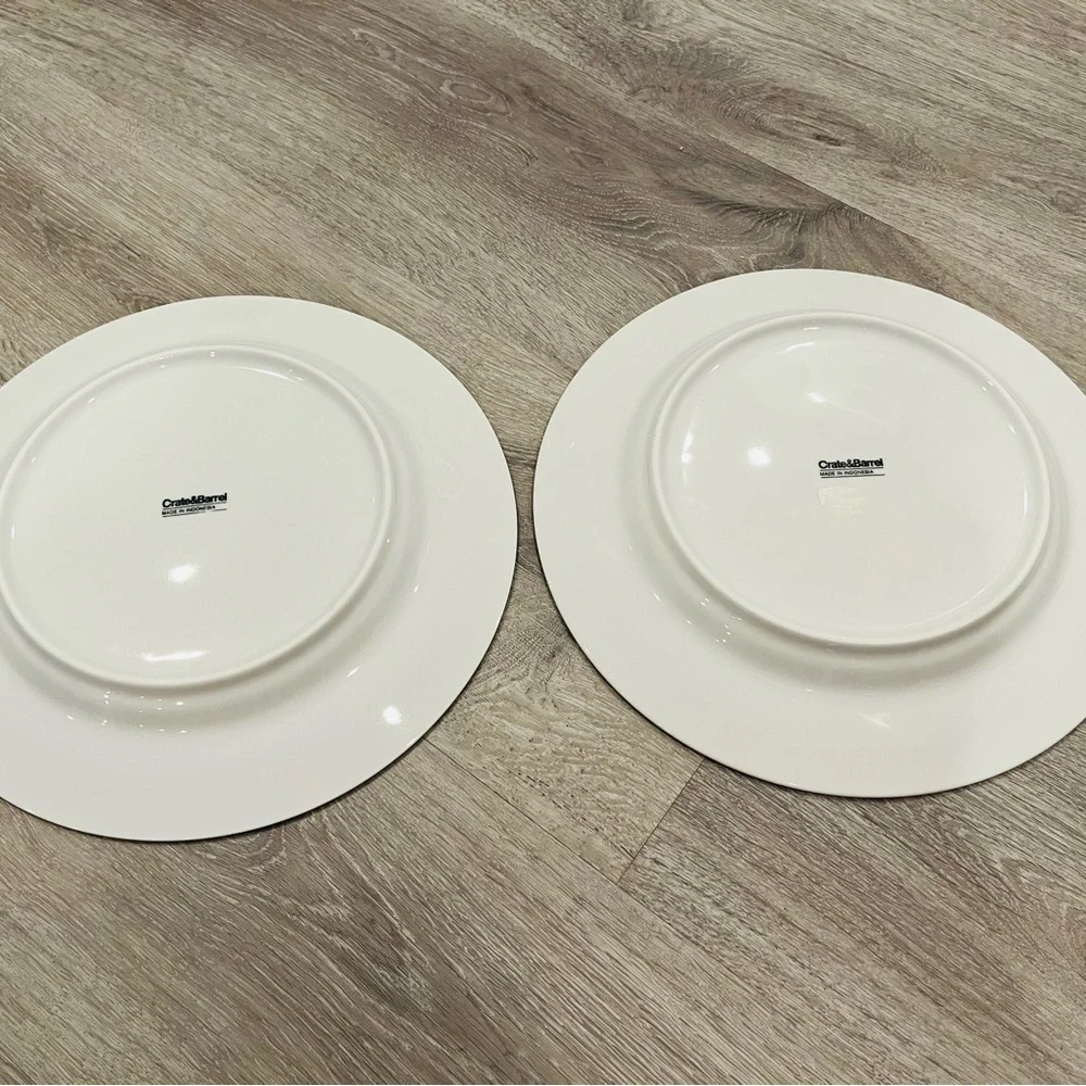 🍽️ Two Crate&Barrel 10.5 inch white dinner plates 🍽️